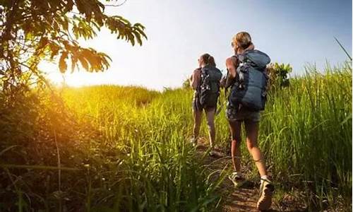 半自由行和跟团游有什么区别哪个好_旅游半自由行和跟团有什么区别